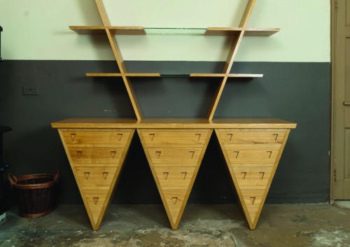 'V' Dresser